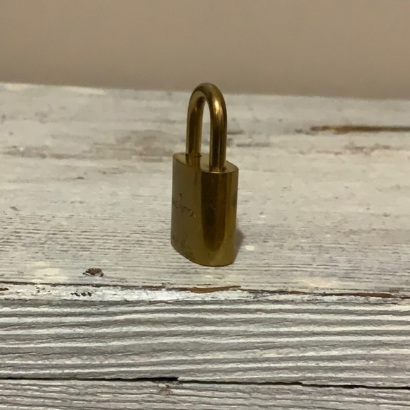 Louis Vuitton Brass '319' Padlock in Goldtone with Goldtone Key [m] - Picture 5 of 9